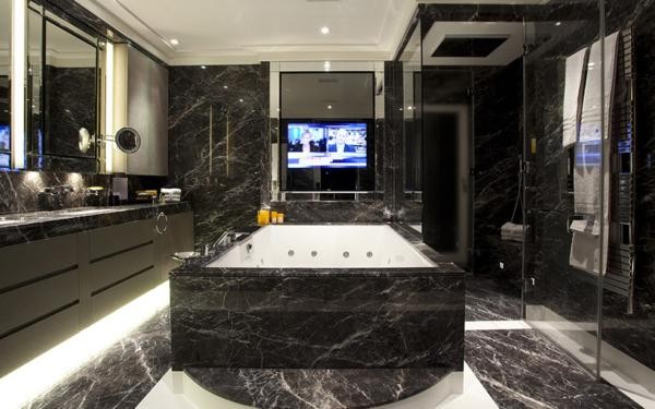 Fountain House, Hyde Park, London Giá bán 19,5 triệu bảng anh. Phòng tắm này cũng được ốp lát bằng đá cẩm thạch đen và những tấm gương. Có một bồn tắm lớn để chủ nhân có những phút giây thư giãn tuyệt vời.